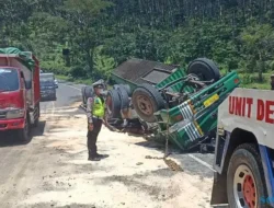 Truk Terguling di Tanjakan Kalipancur Semarang, Diduga Tidak Kuat Menanjak