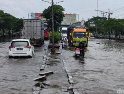 Motor Belum Bisa Lewat, Begini Suasana Banjir Jalan Kaligawe Semarang
