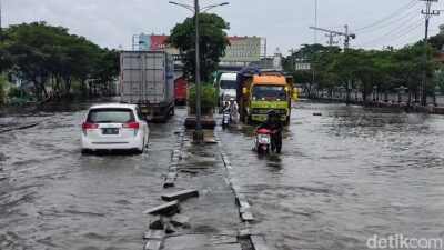 Suasana Banjir Jalan Kaligawe Semarang: Motor Belum Bisa Lewat