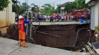 Jalan Ambles di Perumahan Elite Semarang hingga 12 Meter