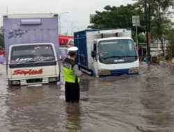 Banjir Rendam Pantura Kaligawe Semarang, Lalu Lintas ke Demak Macet 1 Km