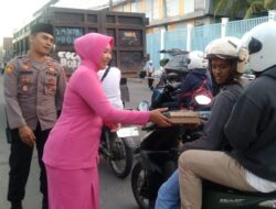 Polsek Sukoharjo Kota Bersama Bhayangkari Bagi Bagi Takjil pada Pengendara