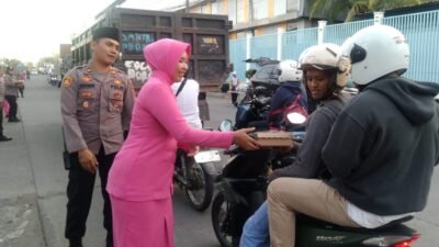 Polsek Sukoharjo Kota Bagikan Takjil Gratis pada Pengguna Jalan