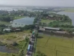 Akibat Tanggul Sungai Wulan Jebol, Jalur Demak-Jepara Tergenang Air dan Macet 8 Kilometer