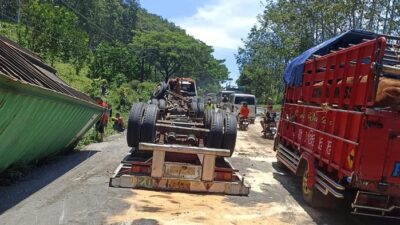 Sebuah Truk Kontainer Terguling di Jalan Semarang-Magelang