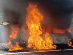 Breaking News! Sebuah Mobil Terbakar Hebat di Jalan Tol Semarang-Solo