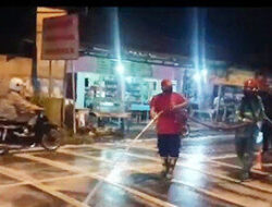 Solar Tumpah di Jalan Yos Sudarso Dibersihkan Damkarmat Banyuwangi