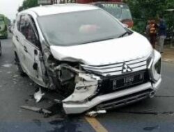 Tabrakan Beruntun Libatkan 3 Minibus di Banjarnegara, Diduga Salah Satu Sopir Mengantuk!