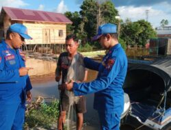 Jaga Kondusifitas Perairan, Personel Ditpolairud Polda Kalteng Imbau Nelayan Stop Illegal Fishing