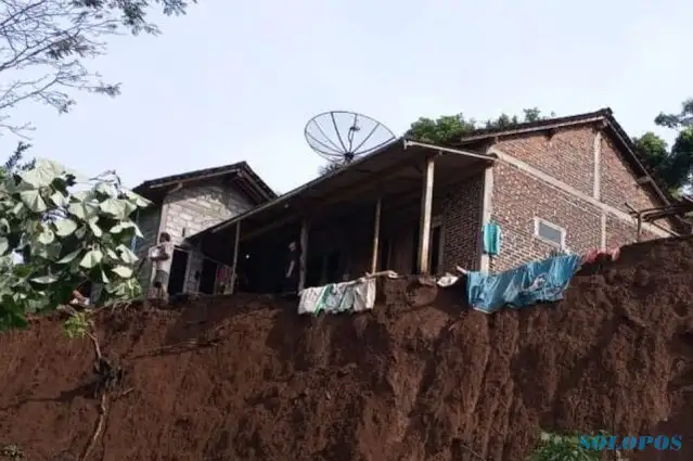 Longsor Ancam 7 Rumah Warga di Pringsurat Temanggung Akibat Curah