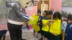 Polisi Sahabat Anak, Ditlantas Kenalkan Rambu Lalin pada Pelajar TK di Palangka Raya