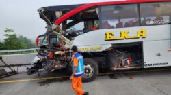 Bus Eka Seruduk Truk di Tol Karanganyar, 1 Penumpang Tewas