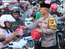 Kapolresta Pati Bersama Ketua Bhayangkari Berbagi 2500 Takjil dan 200 Paket Sembako