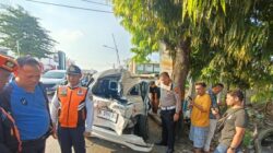 Palang Perlintasan Terlambat Turun, 1 Mobil Tertabrak KA di Semarang