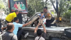 Mobil Xpander Berisi Balita-Lansia Terguling di Jalan Diponegoro Semarang