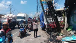 Sebuah Truk Molen di Semarang, Seruduk Mobil hingga Pagar Minimarket