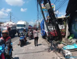 Sebuah Truk Molen di Semarang, Seruduk Mobil hingga Pagar Minimarket