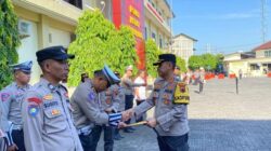 Kapolrestabes Semarang Berikan Penghargaan Kepada Personil Berprestasi