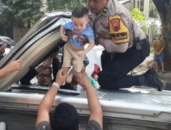 Bhabinkamtibmas di Semarang Selamatkan Tiga Korban Mobil Terbalik