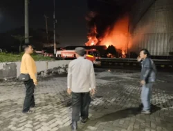 Sebuah Pabrik Aspal di Kawasan Pelabuhan Tanjung Emas Semarang Terbakar