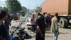 Truk Dump Hajar Mobil dan Motor Depan KIW Semarang, Satu Orang Pemotor Meninggal
