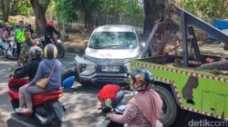 Sebuah Mobil Xpander Berisi Balita-Lansia Terguling di Jalan Diponegoro Semarang