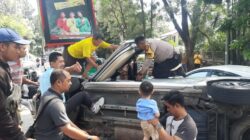 Aksi Heroik Bhabinkamtibmas di Semarang, Selamatkan Balita dan Lansia pada Mobil Terguling di Siranda Semarang