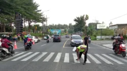 Laka di Jalan Raya Jember-Banyuwangi: Mitsubishi Lancer Tabrak Satpam & Suzuki Ertiga