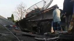 Sebuah Motor Nyangkut di Atap Rumah Warga di Semarang, Korban Jatuh dari Genting