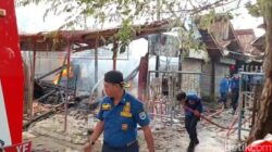 Petugas Damkar Terlindas Truk Pemadam Saat Kebakaran Pasar Loak Tegal