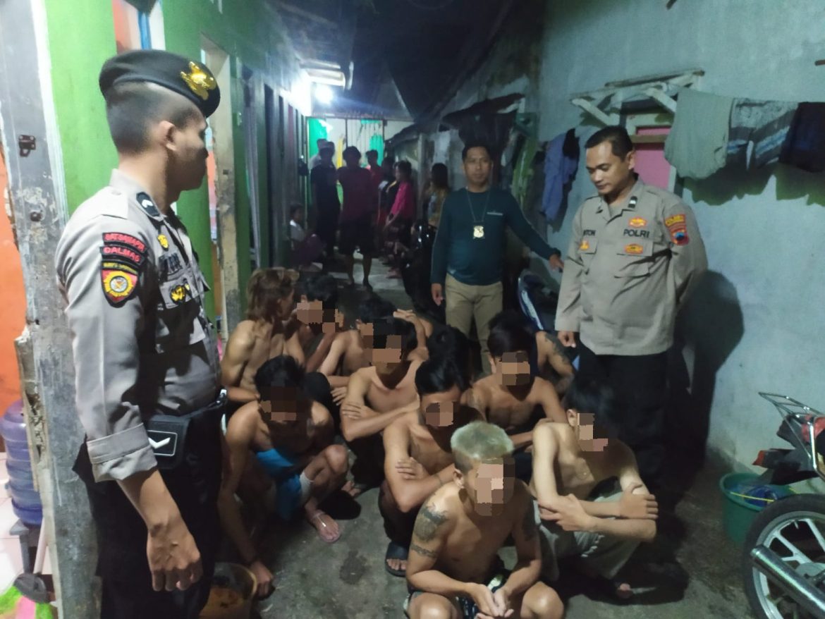 Petugas Ciduk 19 Remaja di Banjarnegara saat Razia Rumah Kos