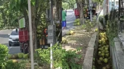 Truk Muat Tabung Gas Melon Hantam Tiang Listrik di Gunungpati Semarang, Muatan Berhamburan di Jalan