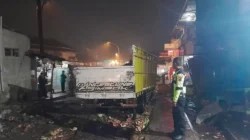 Sebuah Truk Terguling di Simpang Kertek Wonosobo, 6 Ton Semangka Berserakan di Jalan