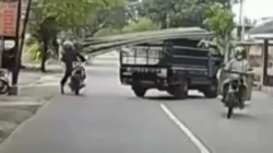 Pemotor Oleng usai Tersenggol Batang Bambu Muatan Mobil Pick Up di Jalan Pabelan Salatiga