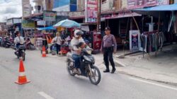Personel Polres Humbahas Pengaturan Lalu lintas Di Pasar Tradisional Lintongnihuta