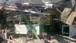 Truk Molen Seruduk Warung Bakmi di Kartasura Sukoharjo