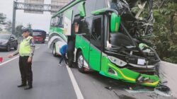 Angkut Puluhan Siswa SMK, Sebuah Bus Kecelakaan di Tol Semarang