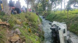 Detik-Detik Mobil Pikap Terguling Hingga Masuk ke Sungai di Karanganyar