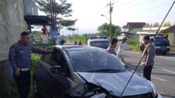 Sopir Mobil Ngantuk, Bawa Empat Remaja Tabrak Tembok Hingga Terguling di Magelang