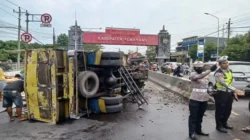 Kecelakaan di Ungaran Semarang: Sopir Ngantuk, Truk Kayu Terguling