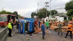 Truk Muatan Kayu Terguling di Ungaran Semarang akibat Sopir Mengantuk