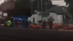 Sopir Mengantuk, Truk Bermuatan Kayu Terguling di Ungaran, Semarang