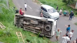 Mobil Rombongan Guru Nganjuk Terguling di Karanganyar, 4 Orang Dilarikan ke Puskesmas