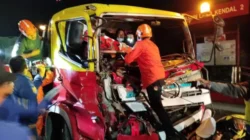 Truk Trailer Ringsek Tabrak Ekskavator di Jalur Pantura Kendal, Kondisi Korban Terungkap