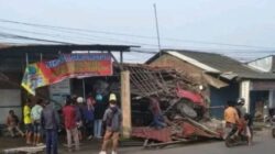 Isuzu Tabrak Dump Truk dan Rumah di Kendal, Penghuni Tewas Tertimpa saat Tidur