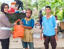 Jum’at Berkah Ditlantas Polda Kalteng, Bagikan Sembako dan Imbau Tertib Lalu Lintas