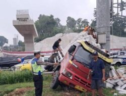 Truk Tabrak Tiang Lampu di Exit Tol Bawen Semarang, Sopir Sengaja Hindari Korban