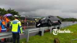 Toyota Fortuner Terlibat Insiden, Mobil Tergantung di Tol Solo-Ngawi