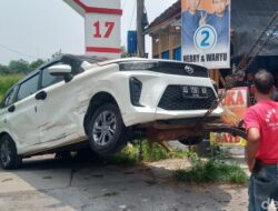 Laka Lantas di Ceper Klaten, Tabrakan 2 Mobil dan 1 Motor Rusakkan Gapura