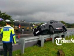 Fortuner Melaju 120 km/jam, Terselip dan Nangkring di Pembatas Tol Solo-Ngawi